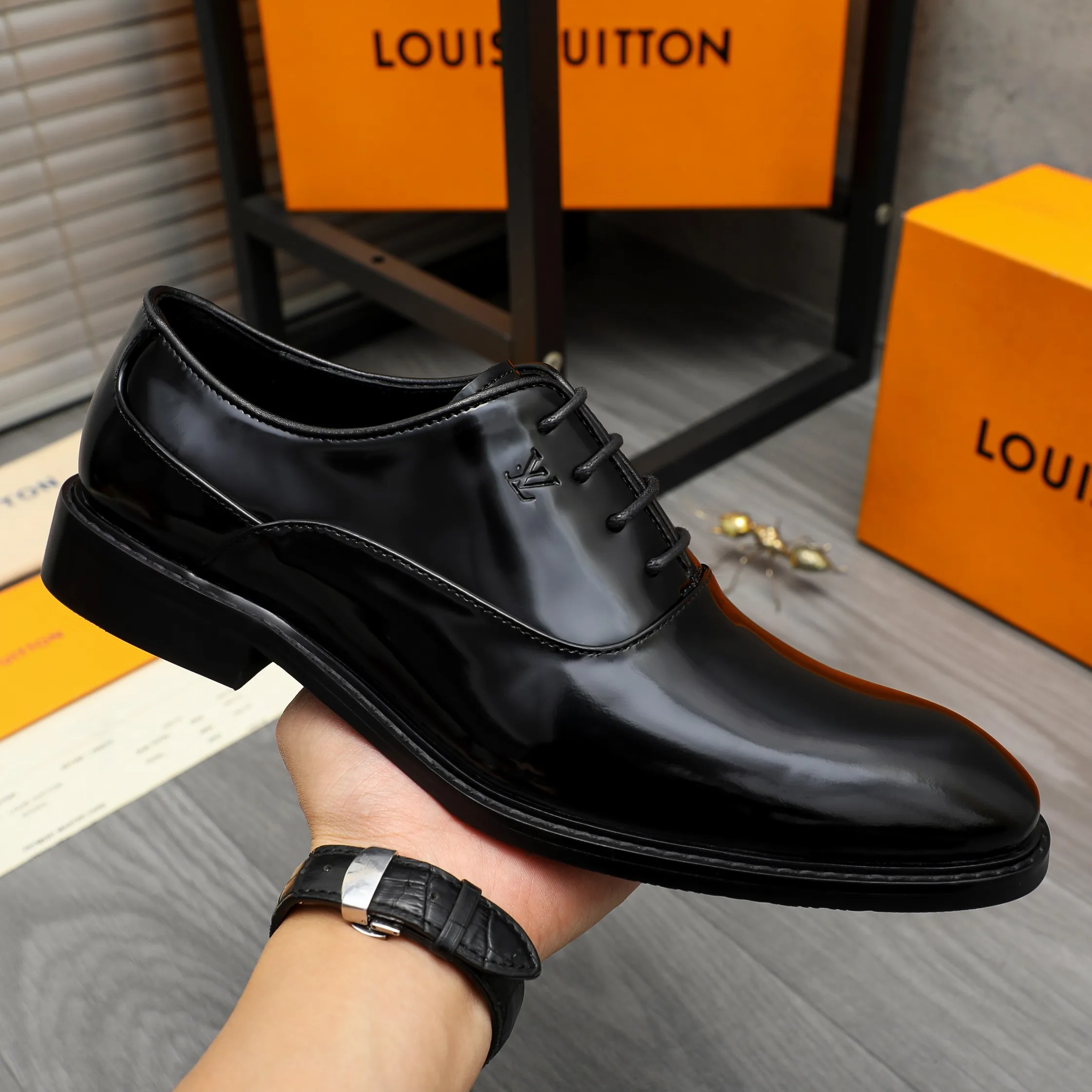 Men's shoes 💰p460 Product trademark: LV (Louis Vuitton) business lace-up formal leather shoes Regular size: 39-44 (38.45 custom-made, non-returnable) Product materials: Selected high-quality pearlescent cowhide upper, cowhide lining, original rubber outsole